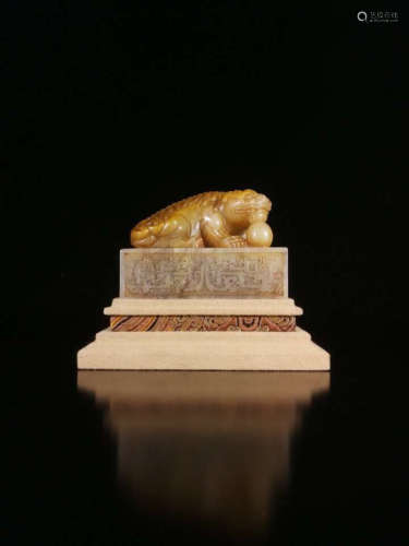 17-19TH CENRUTY, A LION DESIGN FIELD YELLOW STONE SEAL, QING DYNASTY