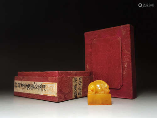 AN AUSPICIOUS ANIMAL DESIGN FIELD YELLOW STONE SEAL