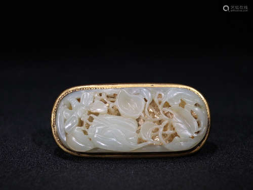 A HETIAN JADE PENDANT EMBEDED GILT BRONZE