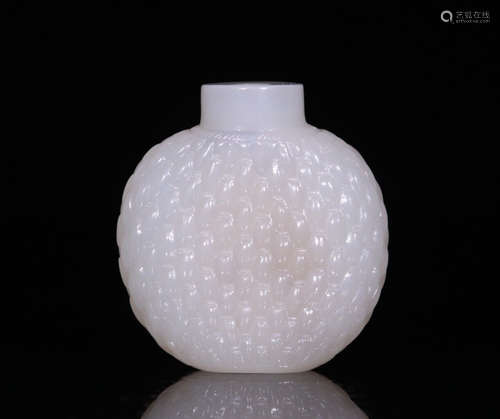 A HETIAN JADE SNUFF BOTTLE