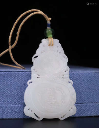 A HETIAN JADE SHAPED GOURD SHAPED PENDANT