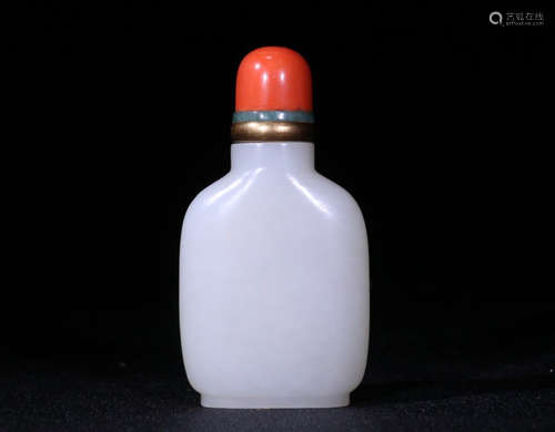 A HETIAN JADE SNUFF BOTTLE