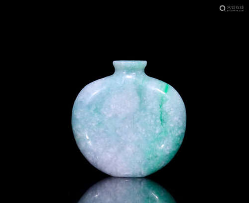 A JADEITE SNUFF BOTTLE