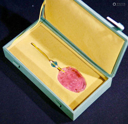 A PINK TOURMALINE PENDANT WITH BERGAMOT PATTERN