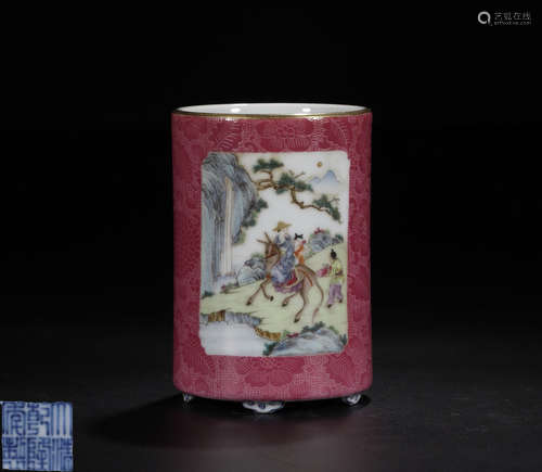 A QIANLONG MARK FAMILLE ROSE PORCELAIN PEN HOLDER OF STORY-TELLING PATTERN