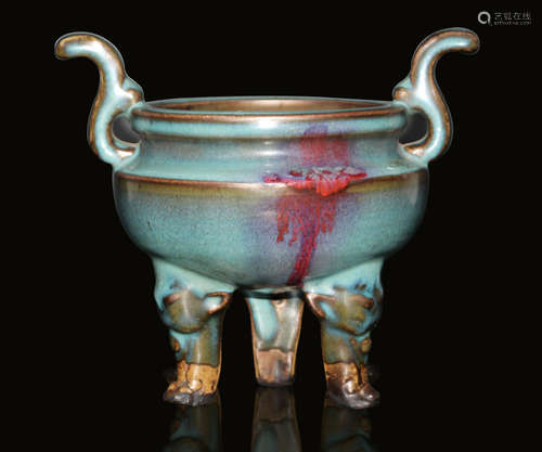 A TRI-LEG JUN KILN CENSER WITH TWO HANDLES (SLIGHT CRACK)