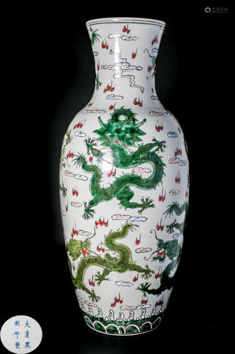 A FIVE COLOR PORCELAIN VASE WITH PATTERNS AND KANGXI MARKING