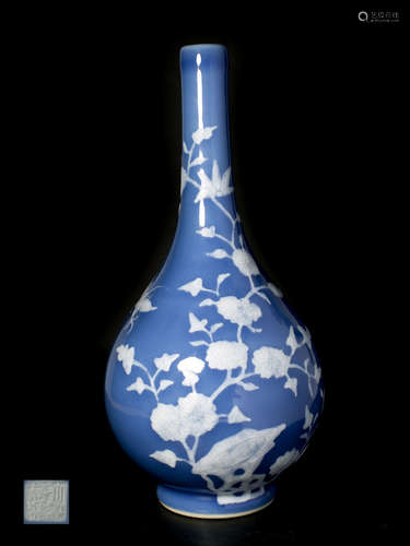 A PORCELAIN LONG NECK VASE WITH BUTTERFLY PATTERNS AND QIANLONG MARKING