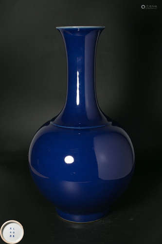 A BLUE SPRING PORCELAIN VASE WITH KANGXI MARKING