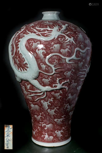 A BLUE PORCELAIN VASE WITH QIANLONG MARKING