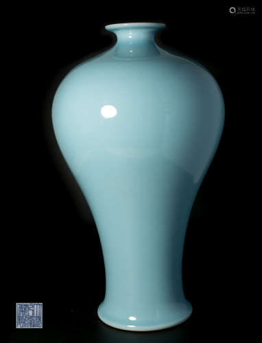 A BLUE PORCELAIN VASE WITH KANGXI MARKING