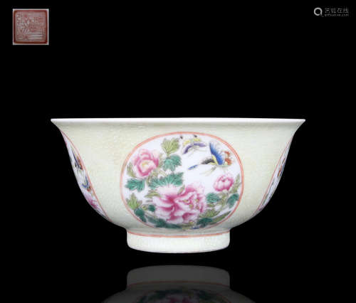 A FAMILLE ROSE PORCELAIN BOWL WITH FLOWER PATTERNS