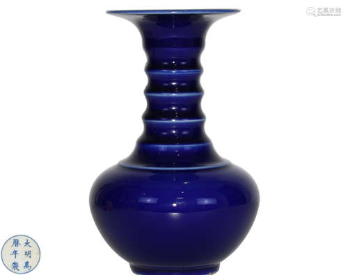 A BLUE PORCELAIN VASE WITH MARKING