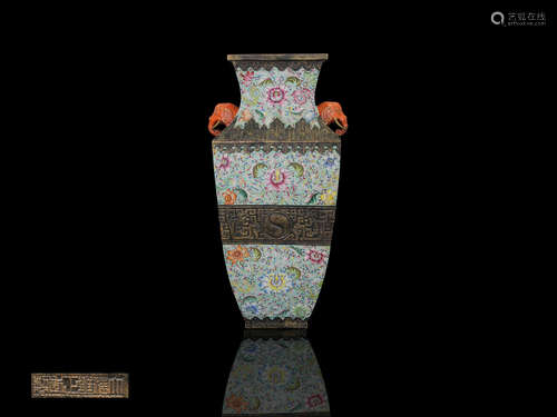 A COLORFUL PORCELAIN EAR VASE WITH FLOWER AND DRAGON PATTERNS