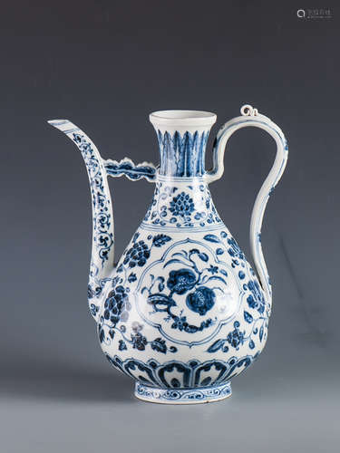 A BLUE AND WHITE PORCELAIN TEAPOT