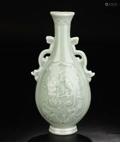 A QIANLONG MARK GREEN GLAZED PORCELAIN VASE WITH BIRD PATTERN