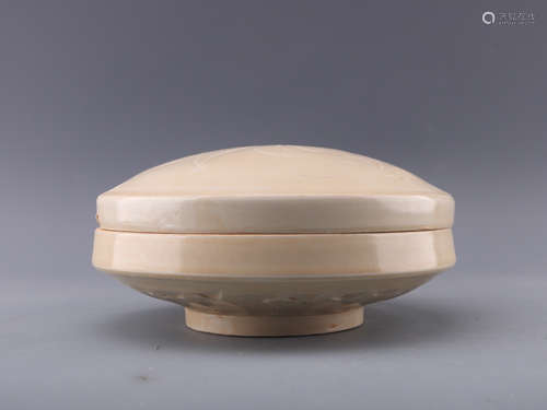 A WHITE GLAZED PORCELAIN BOX