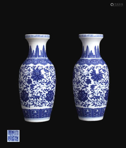 A PAIR OF BLUE AND WHITE PORCELAIN VASES WITH LEAF PATTERNS