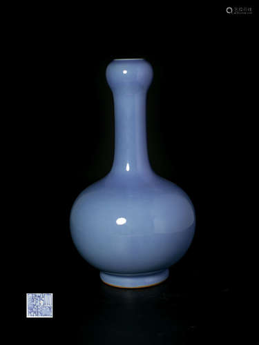 A PORCELAIN GARLIC SHAPE VASE WITH QIANLONG MARKING