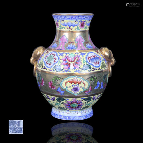 AN ENAMELED PORCELAIN EAR VASE WITH QIANLONG MARKING