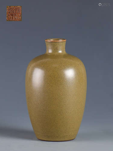 A PORCELAIN VASE WITH QIANLONG MARKING