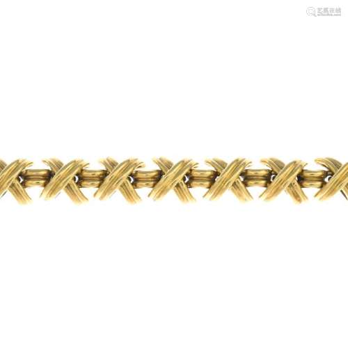 TIFFANY & CO. - an 18ct gold 'X' bracelet, by Jean