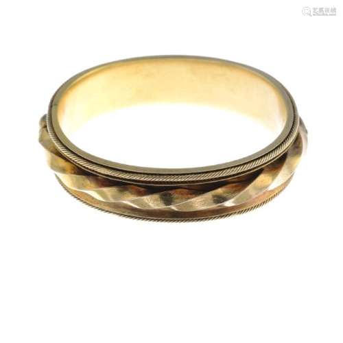 A late Victorian 18ct gold hinged bangle. The concave