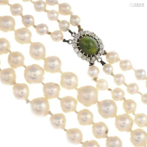 A cultured pearl necklace. Comprising three graduated