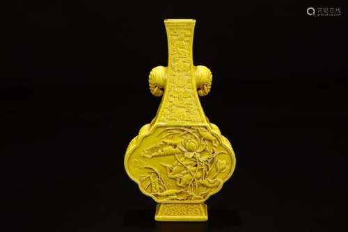 A CARVED YELLOW-GLAZED VASE.MARK OF QIANLONG