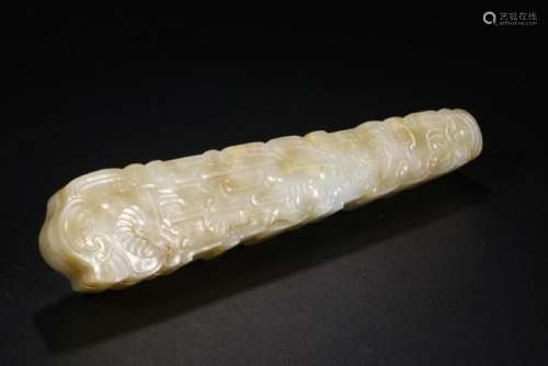 A CARVED WHITE JADE BOX AND COVER.QING DYNASTY