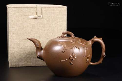 A YIXING TEAPOT AND COVER.MARK OF YANTING