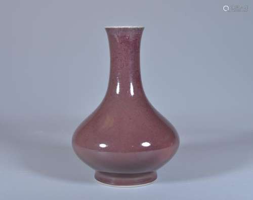 AN IRON-RED GLAZED VASE.QING DYNASTY