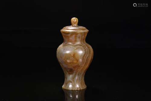A CARVED AGATE GILT-DRCORATE VASE AND COVER.LIAO PERIOD