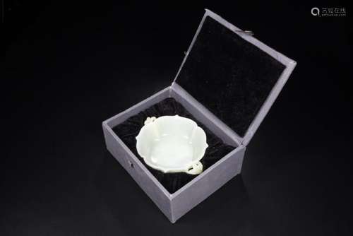 A WHITE JADE CARVING OF LOTU'S WASHER.QING DYNASTY