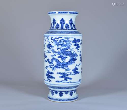 A BLUE AND WHITE DRAGON VASE.QING DYNASTY