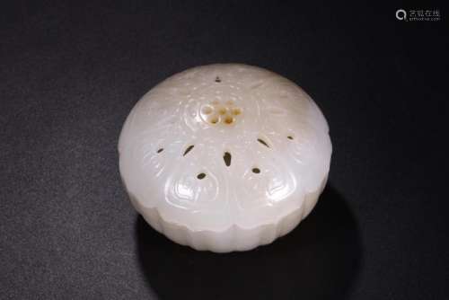 A WHITE JADE CARVING OF LOTU'S BOX AND COVER.QING
