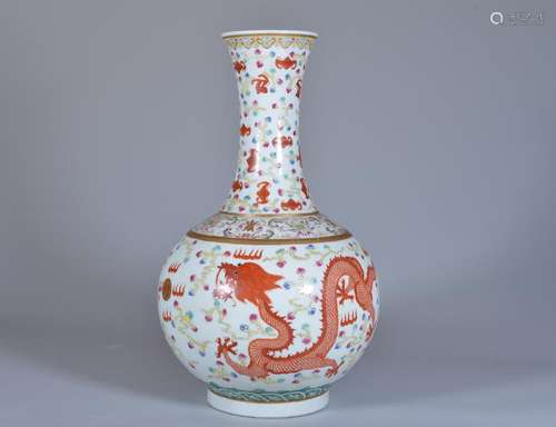 A FAMILLE-ROSE DRAGON VASE.QING DYNASTY