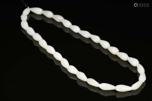 A CARVED WHITE JADE NECKLACE.ANTIQUE