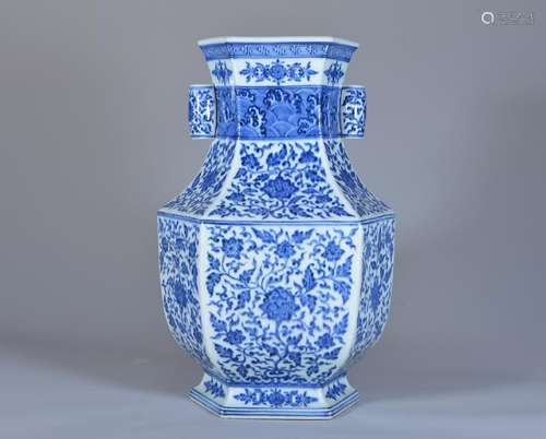 A LARGE OF BLUE AND WHITE VASE.QING DYNASTY