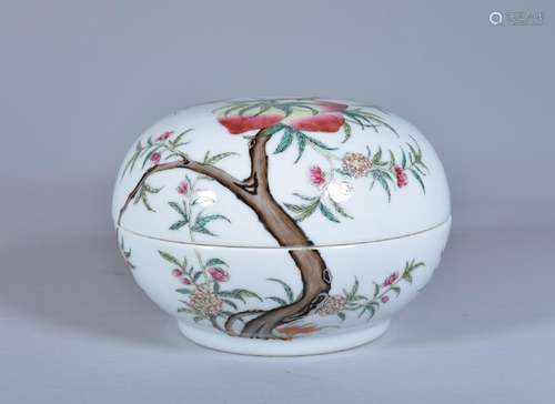 A FAMILLE ROSE PEACH BOX AND COVER.QING DYNASTY