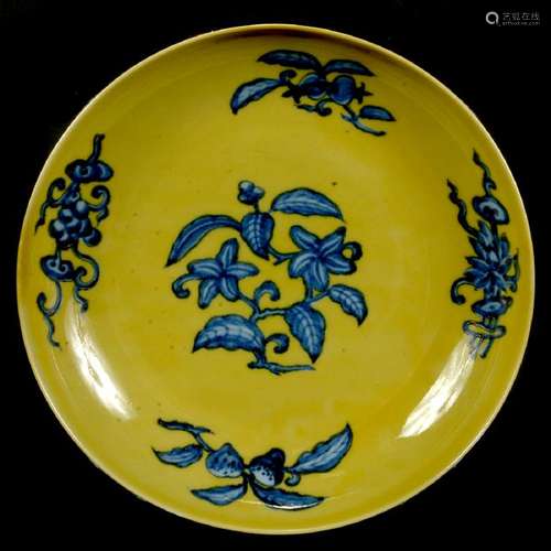 Chinese Blue and White Yellow Ground 'Gardenia' Dish