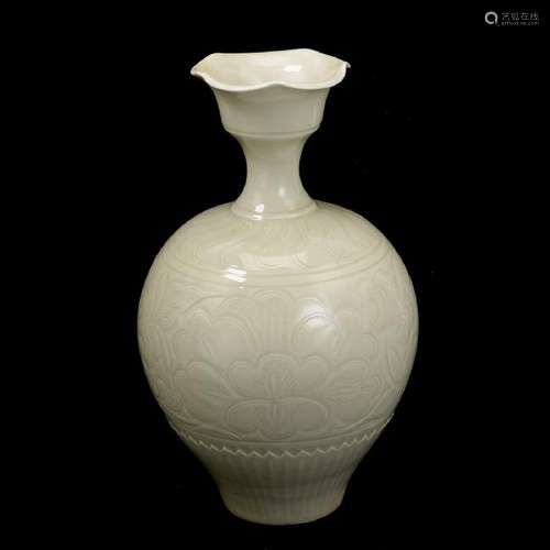 Chinese Dingyao Carved White Glazed Peony Vase