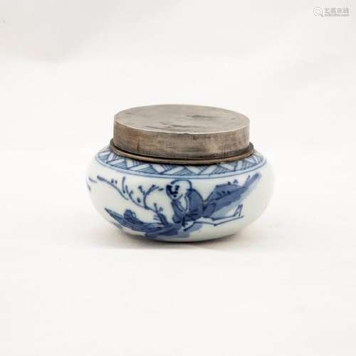 A SMALL CHINESE ANTIQUE BLUE & WHITE JAR METAL COVER