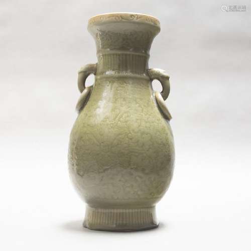 A CHINESE ANTIQUE LONGQUAN CELADON VASE