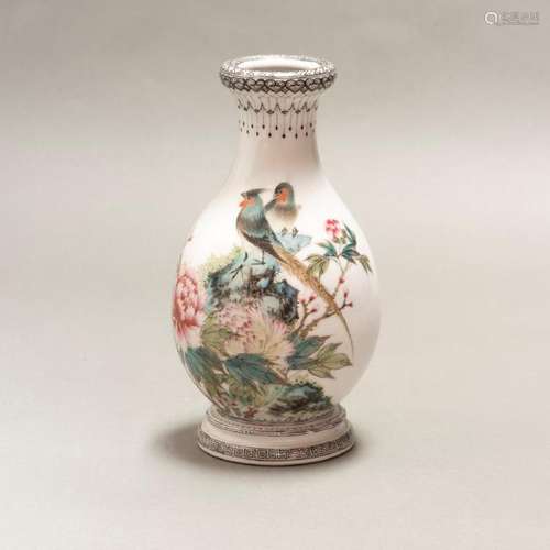 A CHINESE ANTIQUE FAMILLE ROSE PEONIES & BIRD VASE