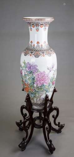 A LARGE FAMILLE ROSE PEONIES VASE, MID 20TH CENTURY