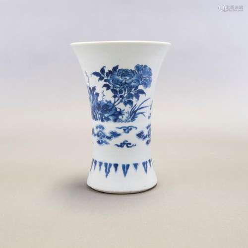 A CHINESE BLUE & WHITE FLOWER & BIRD VASE, SHUNZHI