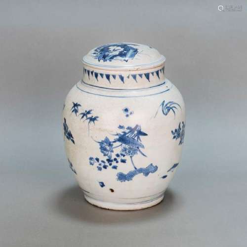 A CHINESE ANTIQUE BLUE & WHITE PORCELAIN JAR WITH COVER