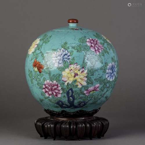 A CHINESE FAMILLE ROSE TURQUOISE-GROUND VASE, LATE QING