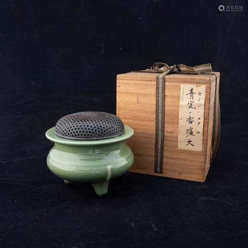 A CHINESE ANTIQUE LONGQUAN CELADON TRIPOD CENSER